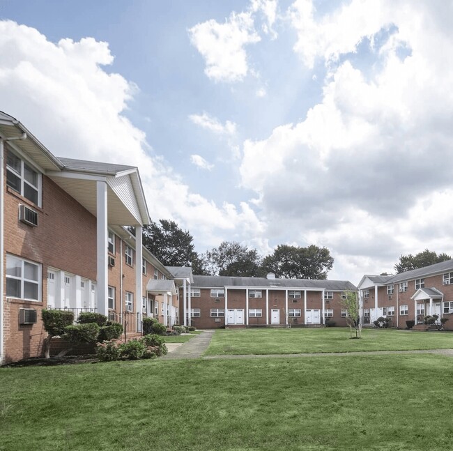 The Courtyard @ Clifton in Clifton, NJ - Building Photo - Building Photo