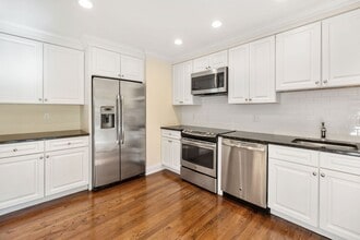 241 Weaver St in Greenwich, CT - Building Photo - Building Photo