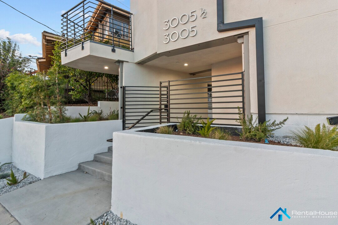 3005-3002 La Paz Dr in Los Angeles, CA - Building Photo