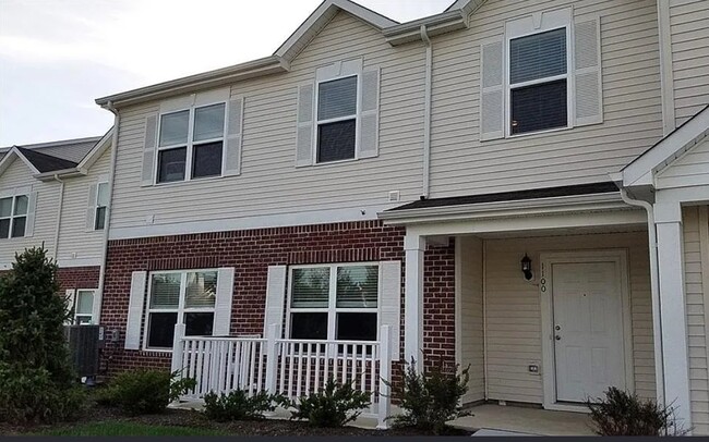 12135 Scoria Dr, Unit 1100 in Fishers, IN - Foto de edificio - Building Photo