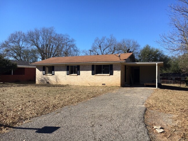 property at 916 Schley St