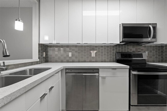 3586 N University Dr in Coral Springs, FL - Foto de edificio - Building Photo