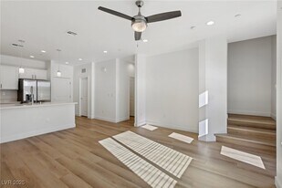 10511 Blossoming Hls Wy in Las Vegas, NV - Building Photo