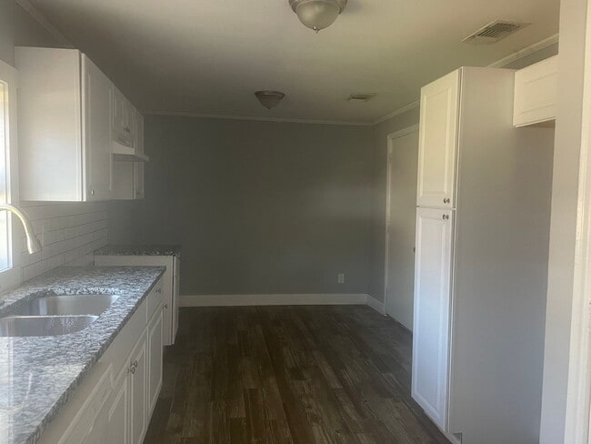 property at 905 S 15th St