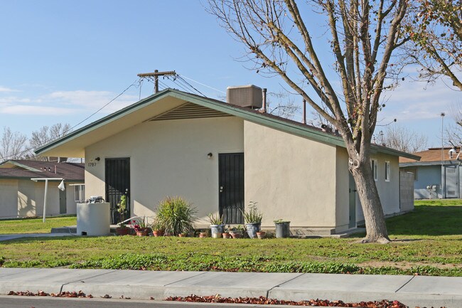 Mendoza Terrace I & II in Firebaugh, CA - Foto de edificio - Building Photo