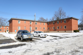 South Park Manor in Lockport, NY - Foto de edificio - Building Photo