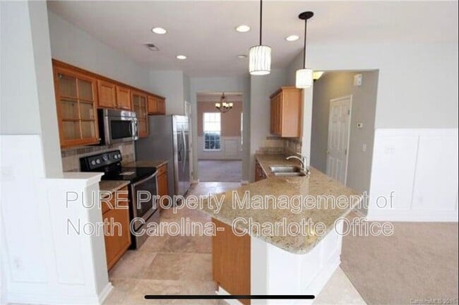 6033 Queens Walk Ct
