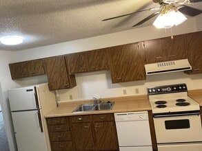 512 Breezy Point Dr in Clinton, IA - Building Photo - Building Photo