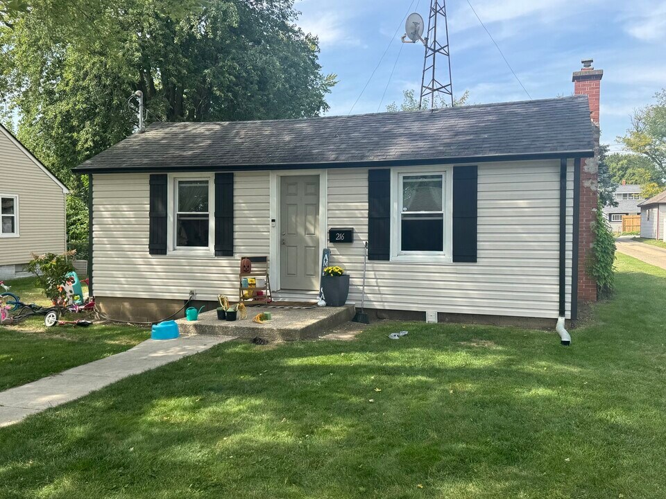 216 N 9th St in Rochelle, IL - Building Photo