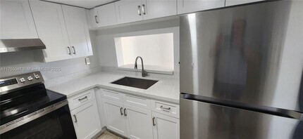 11800 SW 18th St in Miami, FL - Building Photo - Building Photo