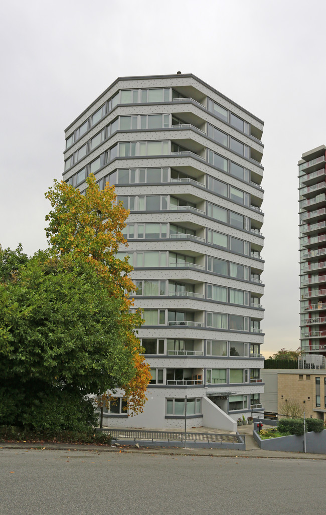 Royal Albert Towers in New Westminster, BC - Building Photo - Building Photo