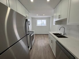 11-107 Chandler Dr in Kitchener, ON - Building Photo