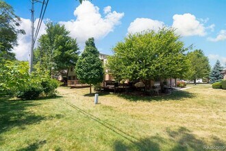 1931 Allenway Ct in Rochester Hills, MI - Foto de edificio - Building Photo