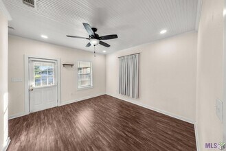 306 Courthouse St in Port Allen, LA - Foto de edificio - Building Photo