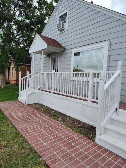 property at 527 W 6th St