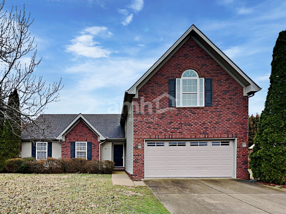 1916 Lawndale Dr in Spring Hill, TN - Building Photo