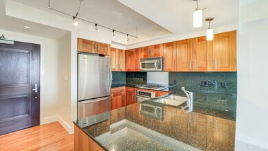 650 Bellevue Way NE in Bellevue, WA - Foto de edificio - Building Photo