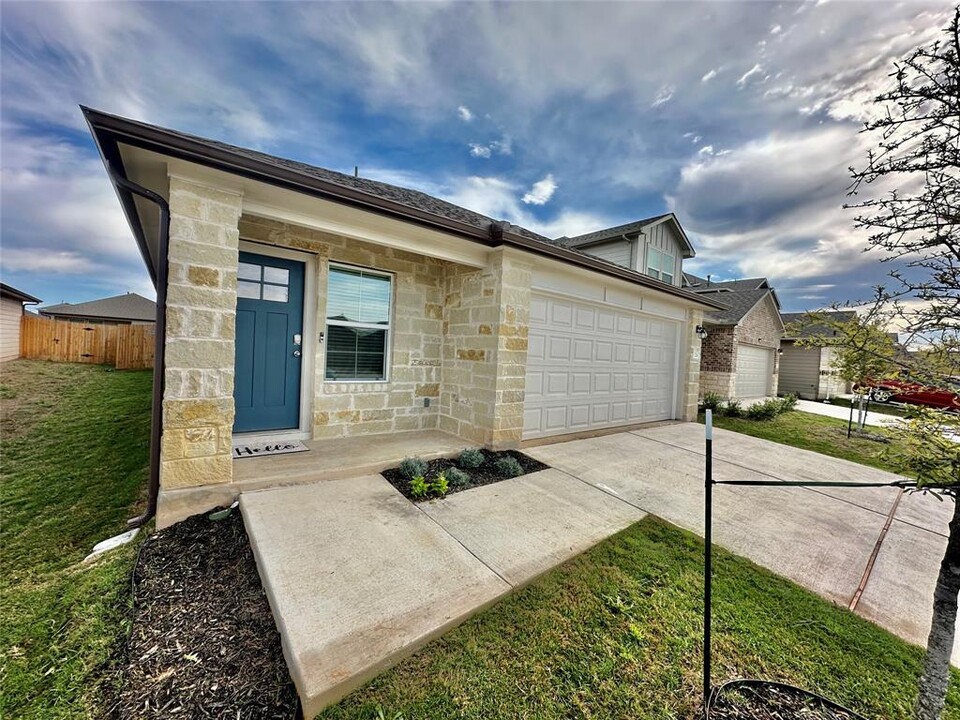 726 Aster Pl in Bastrop, TX - Foto de edificio