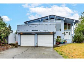 14441 Chartwell Dr in Surrey, BC - Building Photo
