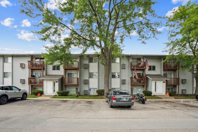 Lincoln Manor Apartments in Bettendorf, IA - Building Photo - Building Photo