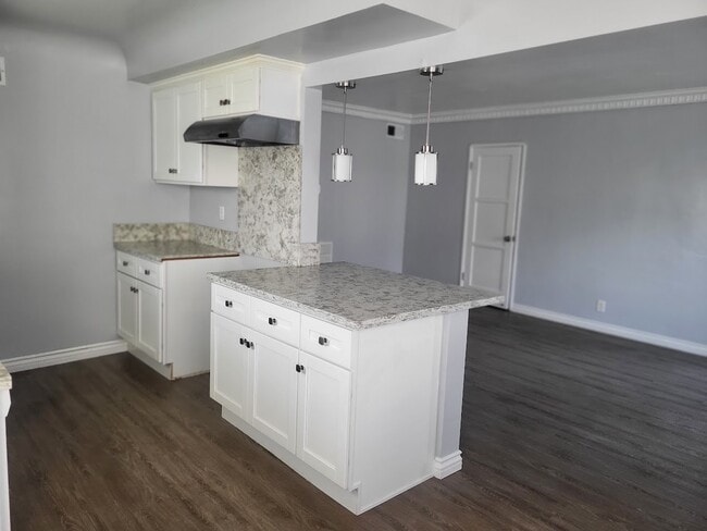 10239 S 8th Ave, Unit 3 in Inglewood, CA - Foto de edificio - Building Photo