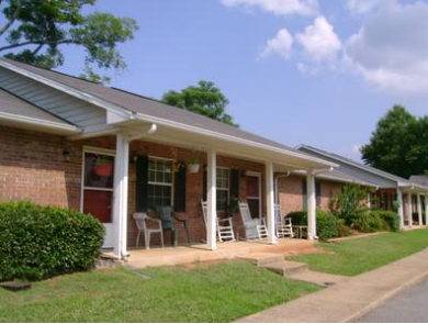 Azalea Village Apartments in Crawford, GA - Foto de edificio