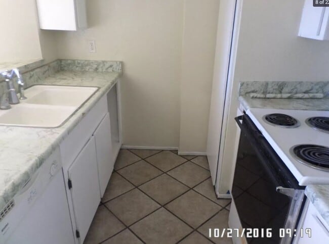 1600 N Wilmot Rd in Tucson, AZ - Building Photo - Building Photo