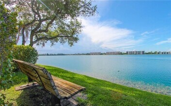 109 Lake Emerald Dr, Unit 108 in Oakland Park, FL - Building Photo - Building Photo