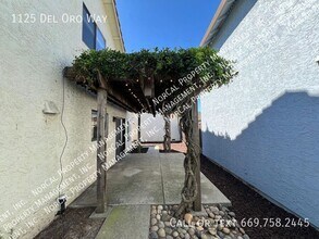 1125 Del Oro Way in Gilroy, CA - Building Photo - Building Photo