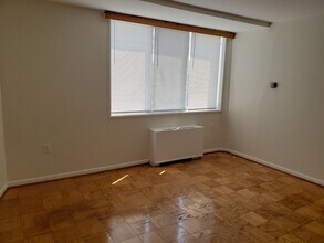 10500 Rockville Pike, Unit 416 in Rockville, MD - Building Photo - Building Photo