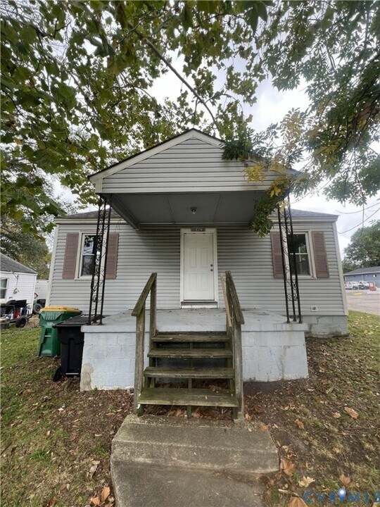2403 Oaklawn Blvd in Hopewell, VA - Building Photo
