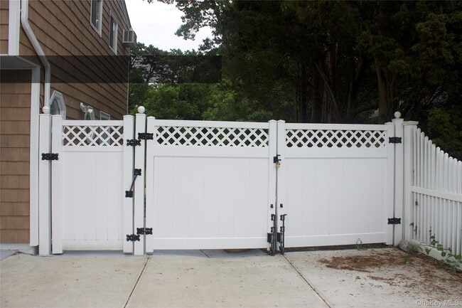 1069 Callahan St in Bay Shore, NY - Building Photo - Building Photo