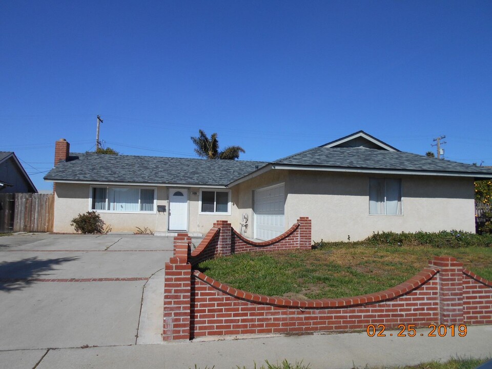 1509 E Oak Ave in Lompoc, CA - Foto de edificio