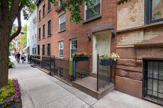 83 Perry St in New York, NY - Building Photo - Building Photo