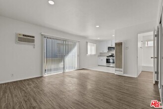 15286 Sutton St in Los Angeles, CA - Building Photo - Building Photo