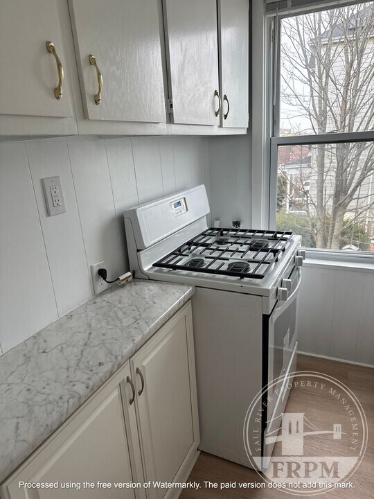 33 16th St in Fall River, MA - Building Photo