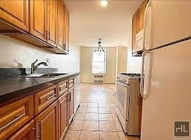 GRAND CENTRAL PARKWAY in Queens, NY - Foto de edificio - Building Photo