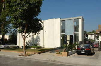 831 E Windsor Rd in Glendale, CA - Foto de edificio - Building Photo