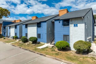 Trenton Place in Houston, TX - Building Photo