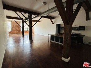 652 Mateo St in Los Angeles, CA - Building Photo - Building Photo