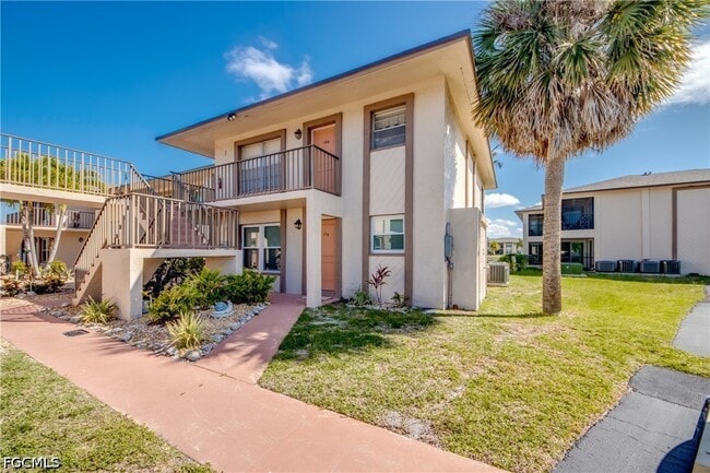 16881 Davis Rd in Ft. Myers, FL - Building Photo - Building Photo