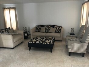 9960 NW 10th St in Miami, FL - Building Photo - Building Photo