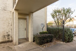 10075 Westpark Dr in Houston, TX - Building Photo