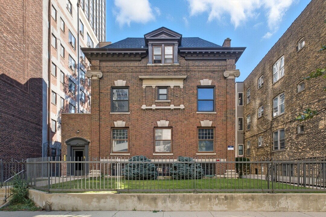 3939 N Pine Grove Ave, Unit 2 in Chicago, IL - Foto de edificio