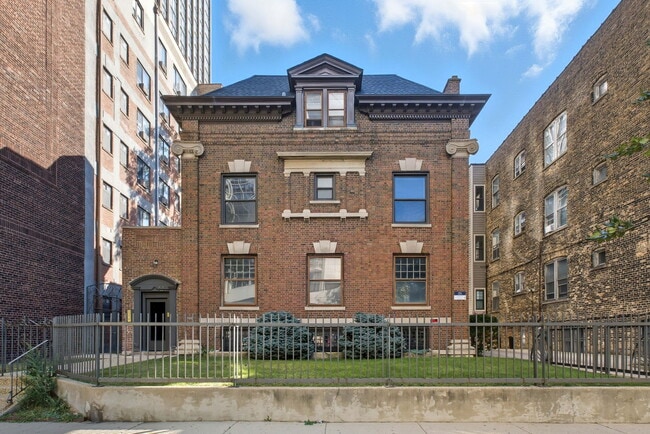 3939 N Pine Grove Ave, Unit 2