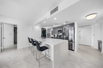 1717 N Bayshore Dr in Miami, FL - Building Photo - Building Photo