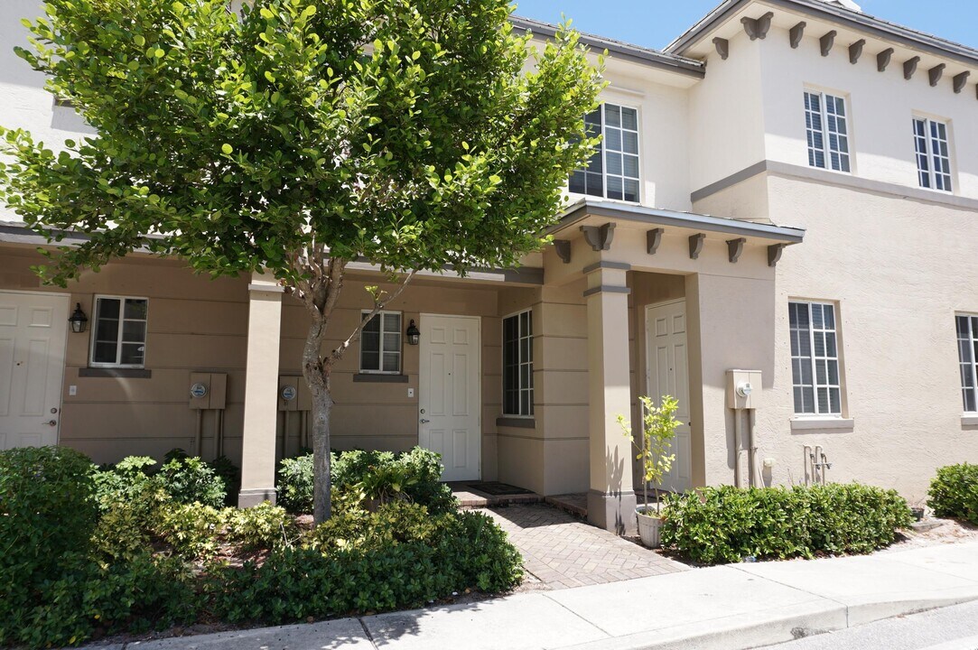1931 Marsh Harbor Dr in Riviera Beach, FL - Building Photo