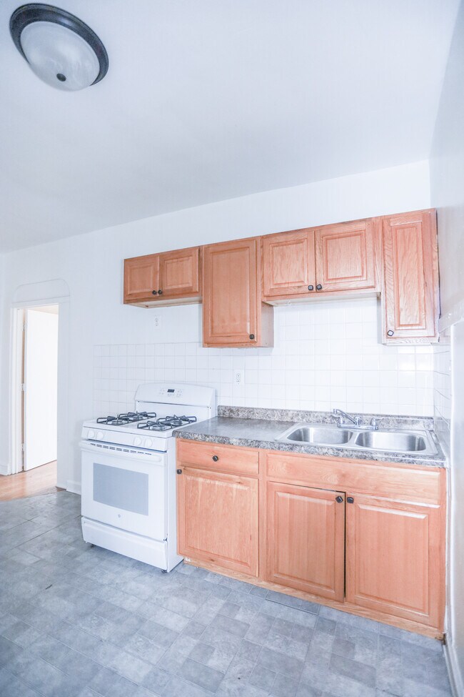3950 W Roscoe St, Unit 1A in Chicago, IL - Building Photo - Building Photo