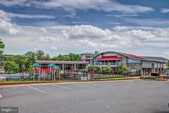 2593 Eastbourne Dr in Leesylvania, VA - Foto de edificio - Building Photo