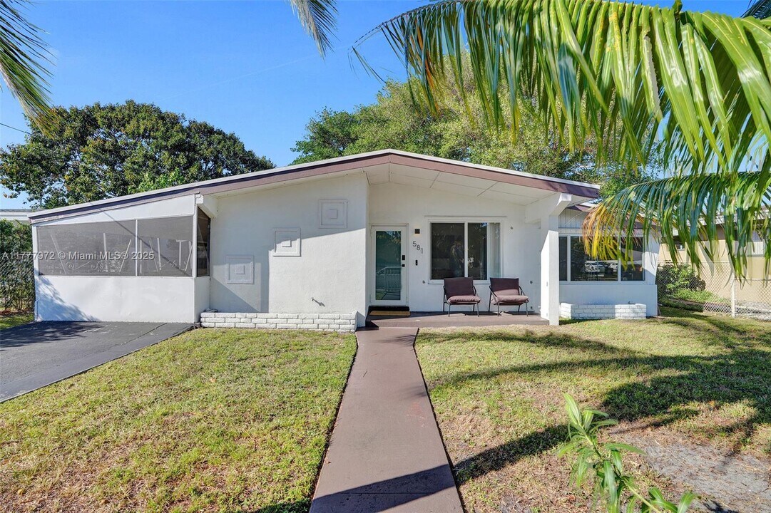 581 NE 175th Terrace in North Miami Beach, FL - Building Photo